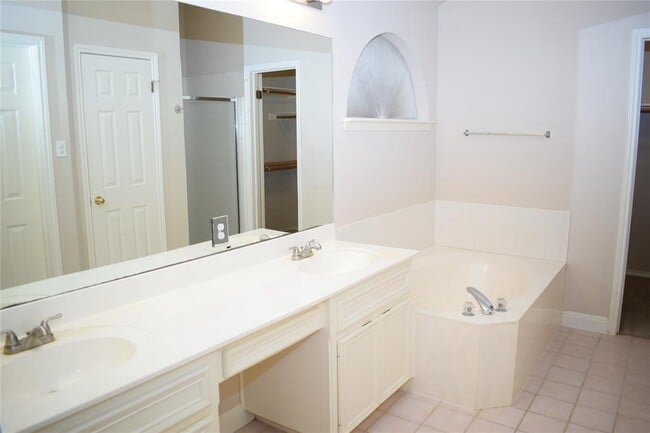 Building Photo - 3810 Newland Dr