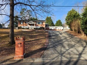 Building Photo - 3490 Pine Hill Dr