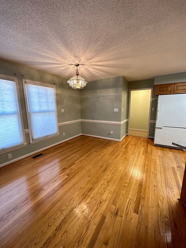 Building Photo - 1611 Majesty Dr