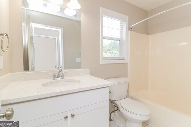 Building Photo - 2975 Northcliff Dr