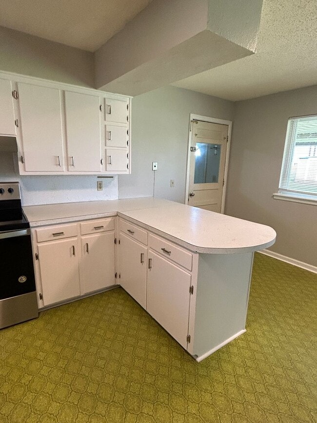 Building Photo - 3-bedroom, 1.5-bath in the MacArthur Schoo...