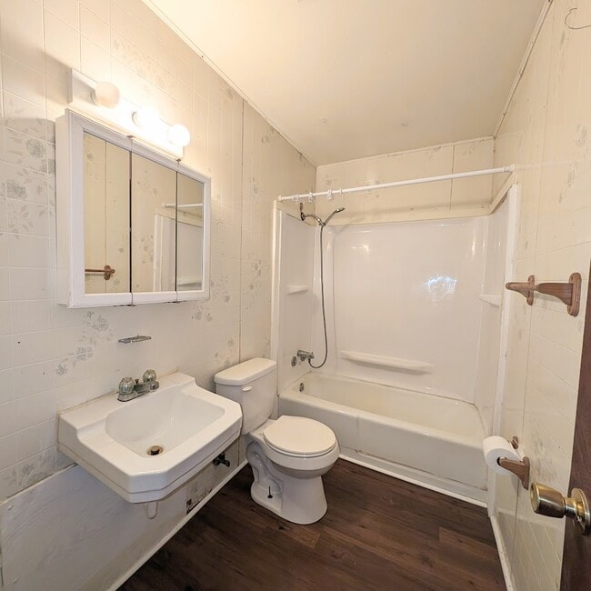 Building Photo - 610-620 Blair St