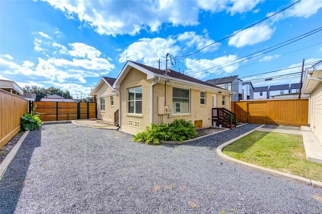 Building Photo - 2401 Eagle St