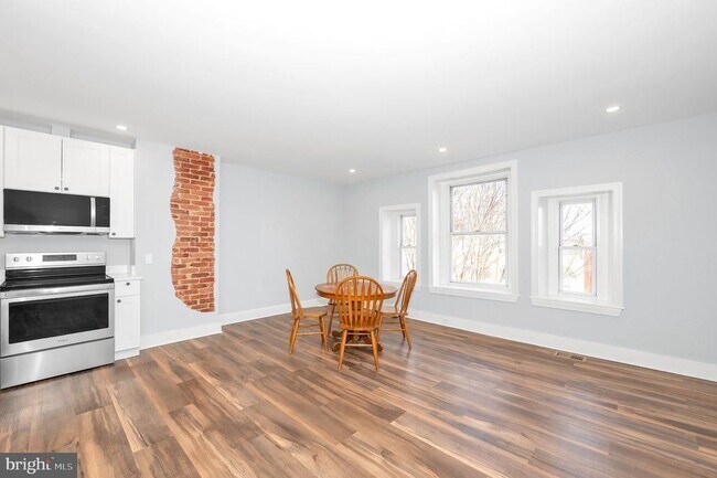 Building Photo - 230 S Market St