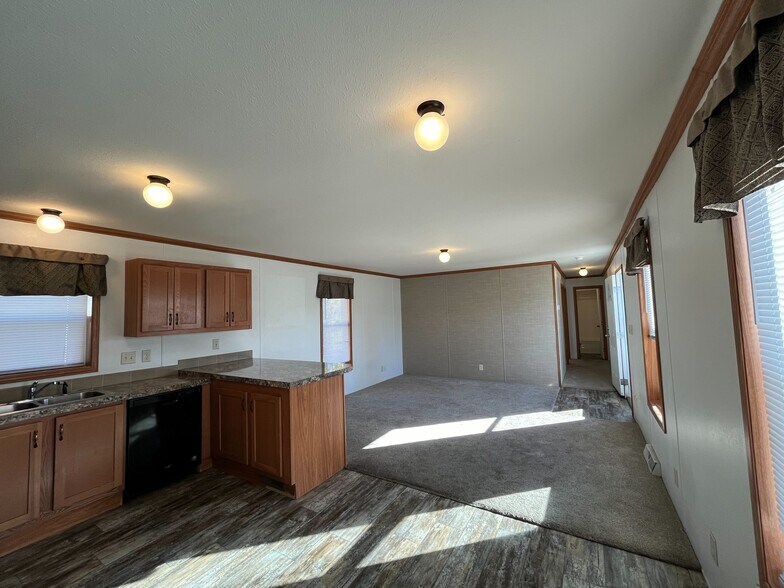 Building Photo - 1432 Iowa Dr