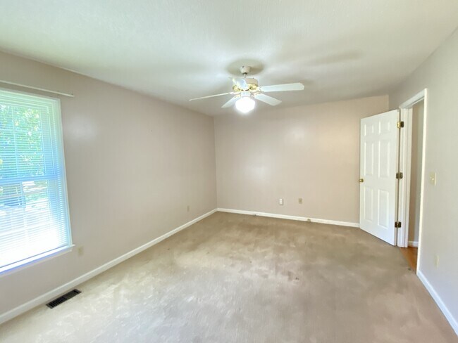 Building Photo - 21 Pineridge Dr
