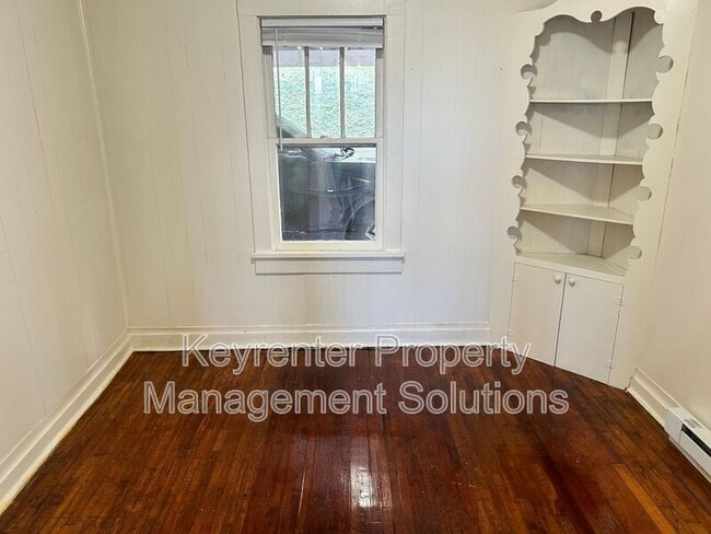 Building Photo - 1014 Hall St