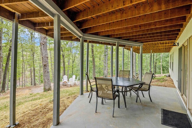 Building Photo - 16 Brompton Ln