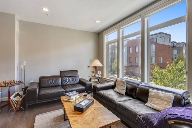 Building Photo - GREAT LOCATION!! Stunning 3BD/3.5BA luxury 4-level townhouse!