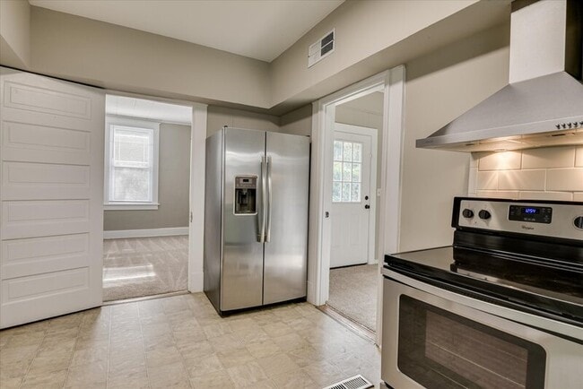 Building Photo - 933 Russell St