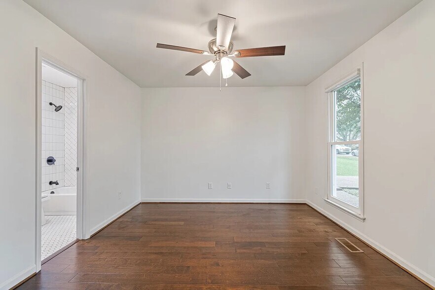 Building Photo - 723 Riverview Dr