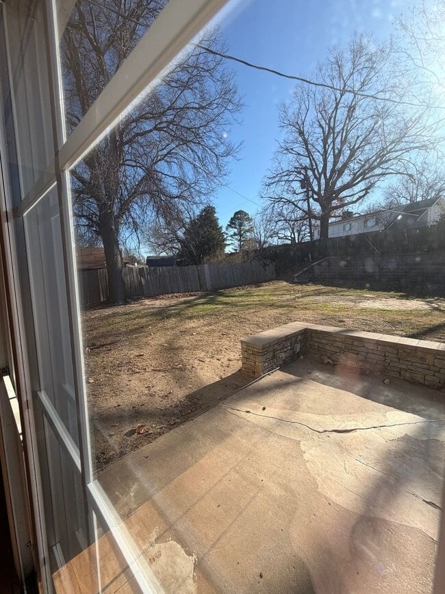 Building Photo - 2 story house for lease. Open floor plan in kitchen & living. Lots of storage. Large fenced backy...