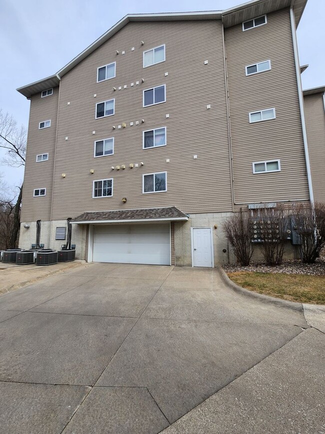 Building Photo - Beautiful 2 bedroom condo in bettendorf