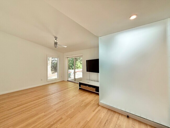 Building Photo - Luxurious 4BD, 3BA Raleigh Home with Fence...