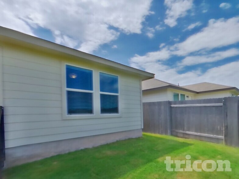 Building Photo - 5116 Saddle Clb Dr