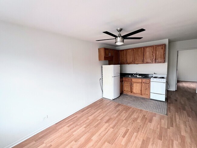 Building Photo - 3933 N Clarendon Ave
