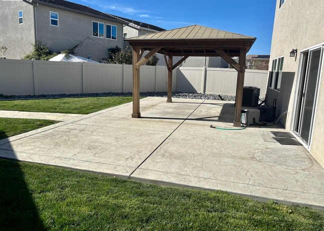 Building Photo - Stunning Natomas 4/2.5.  Backyard is AMAZING!  Please read ad for viewings!