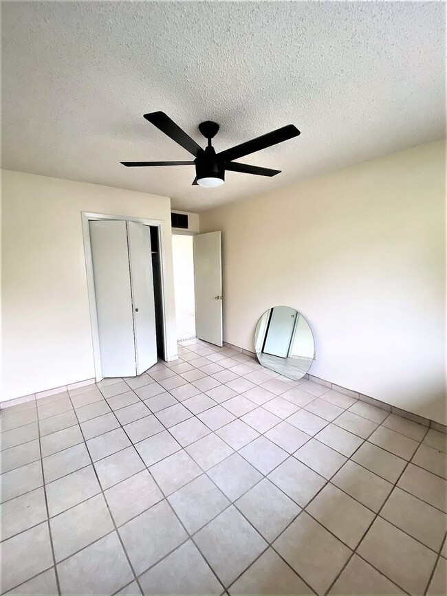 Building Photo - Large 4 Bedroom home with Garage and Enclo...