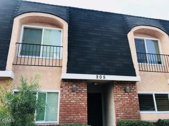 Building Photo - 205 N Buena Vista St