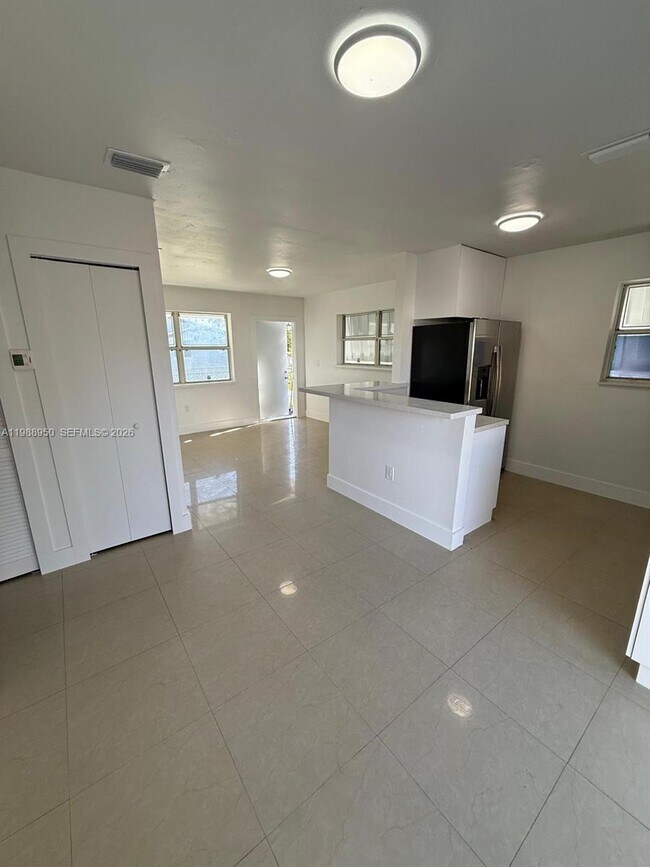 Building Photo - 625 NW 9th Ave