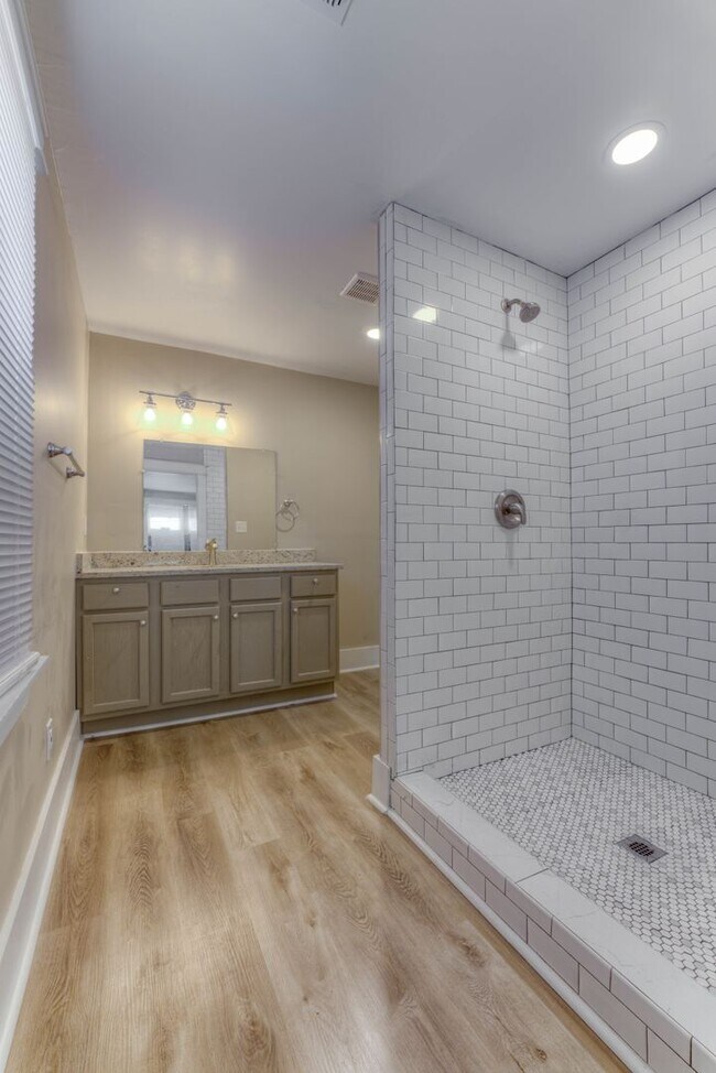 Building Photo - Beautifully renovated, open concept 3/2!
