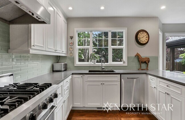 Building Photo - $1000 Off First Months Rent in Lake Oswego