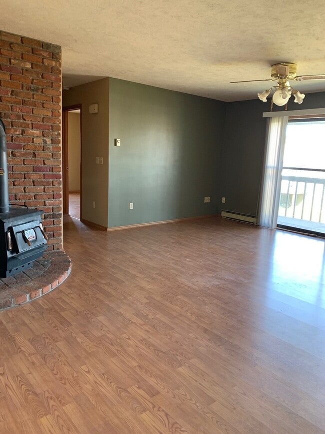 Building Photo - 2 Bedroom 2 Bathroom Condo Close to Campus!