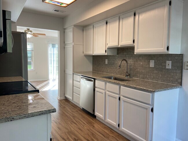 Building Photo - 6902 Colonial Ct