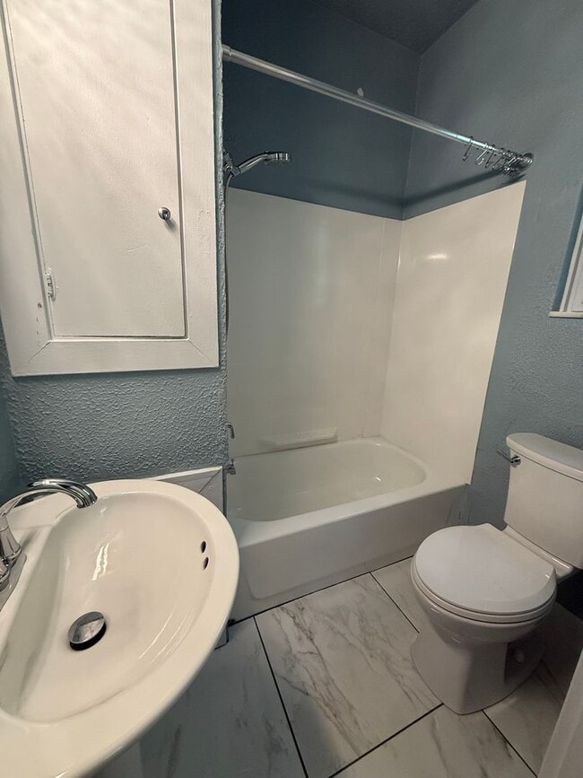 Building Photo - Hidden Gem-2 bedroom unit in Glenshaw/Shaler