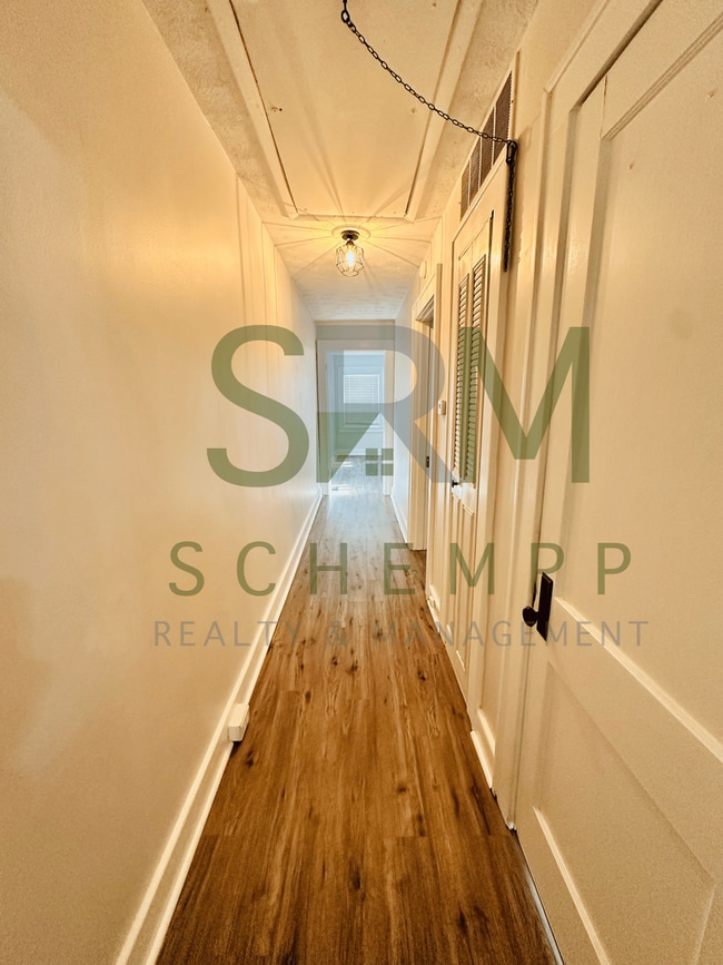 Building Photo - Remodeled 1 bedroom duplex with off street parking near Iroquois Park!