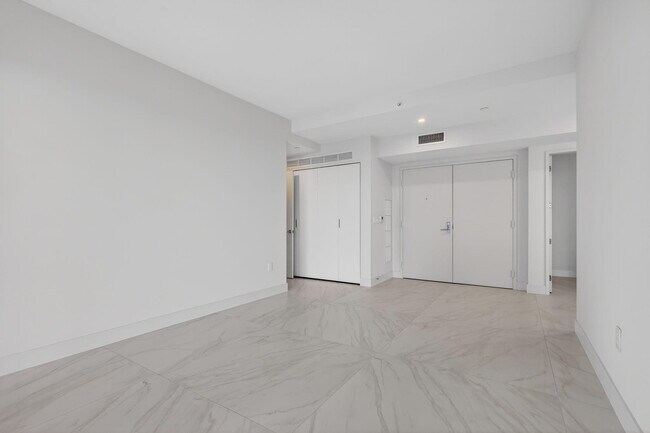 Building Photo - 700 NE 24th St