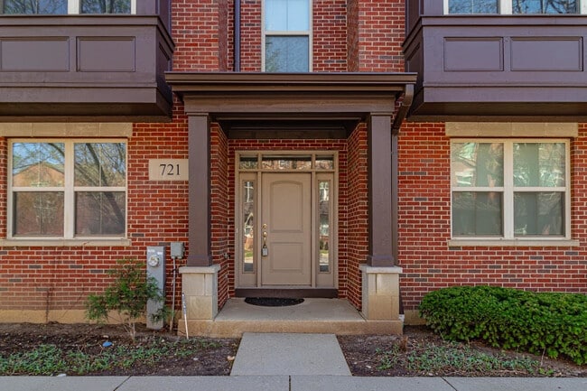 Building Photo - 721 Summit Ln