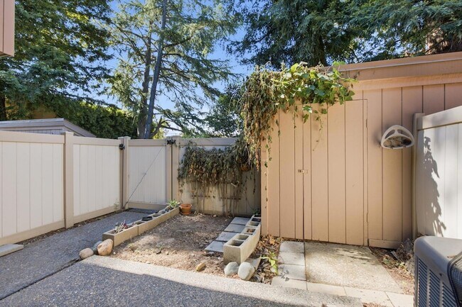 Building Photo - 536 Woodside Oaks