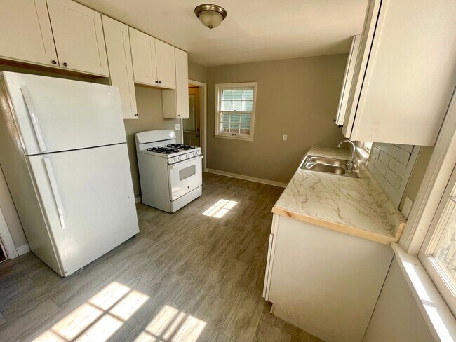 Building Photo - Charming 4bd. Tons of storage and 2 car garage!