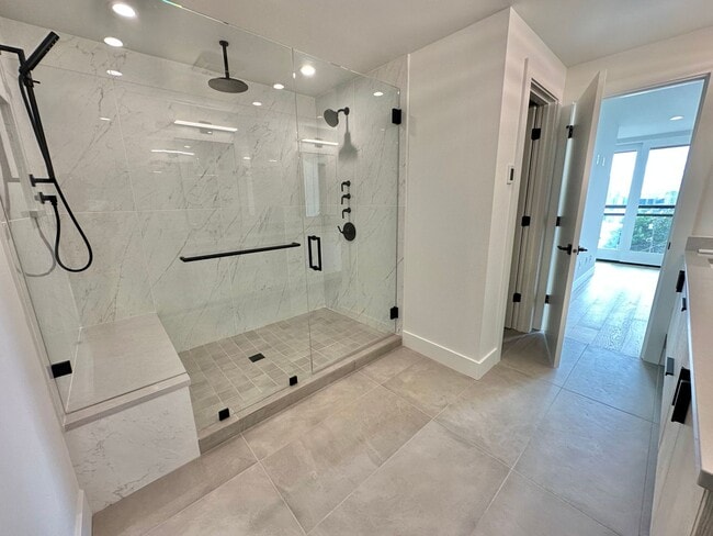 Building Photo - Stunning Queen Anne Home - Incredible Views! Available 10/1/2026!