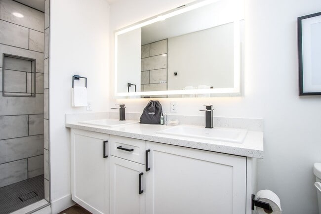 Building Photo - Biltmore District Luxury – 3 month leases avaialble 2,795.00