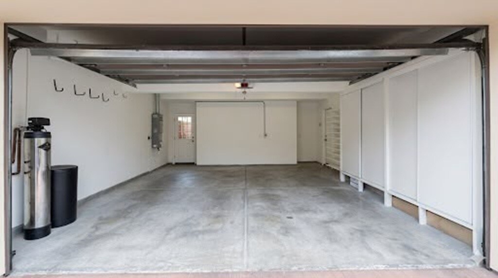 Building Photo - 111 Rodeo