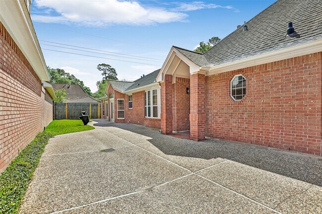 Building Photo - 3306 Redwood Lake Dr