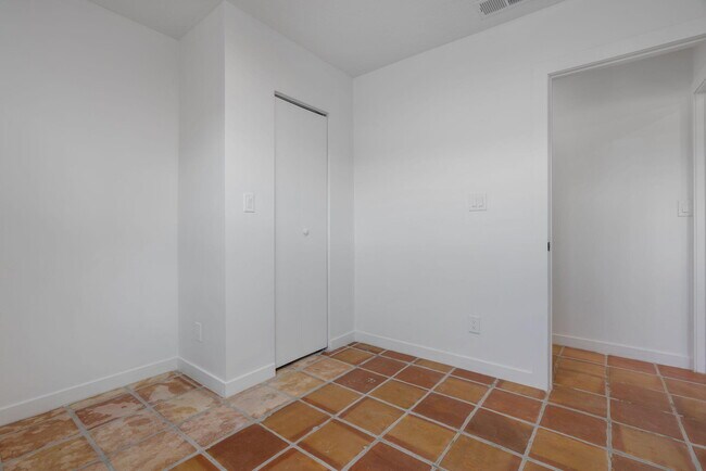 Building Photo - 219 Solano Dr SE