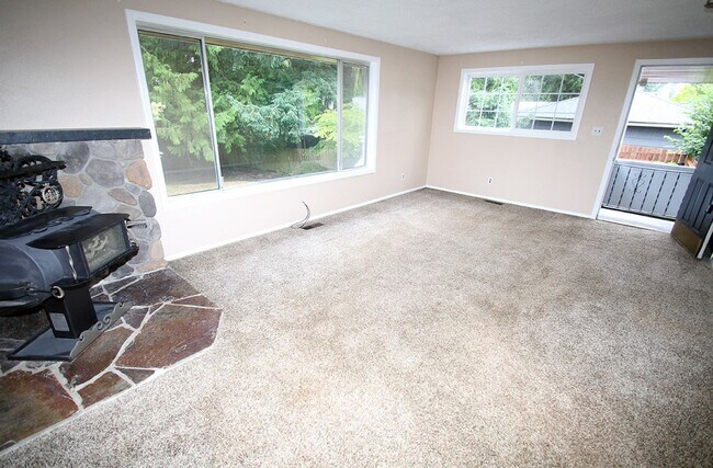 Building Photo - MOUNTLAKE TERRACE 3 BED, 2 BATH HOME FOR R...