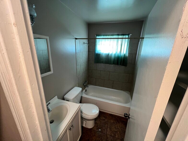 Building Photo - 1958 Kenny St