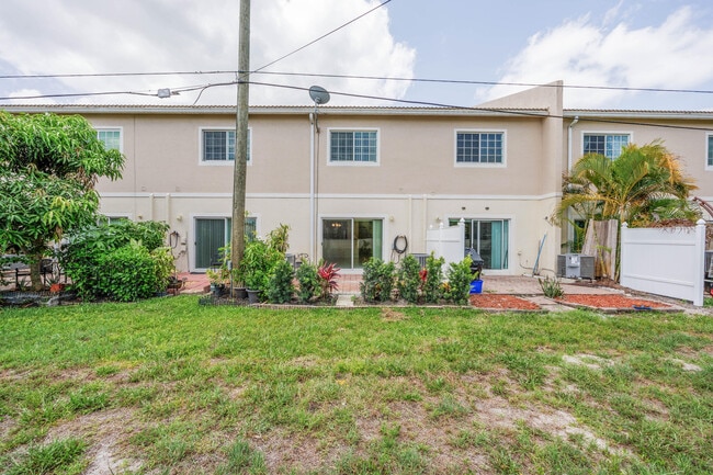 Building Photo - 5441 Via Delray Blvd