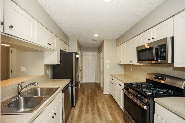 Building Photo - 540 Hillsdale Dr