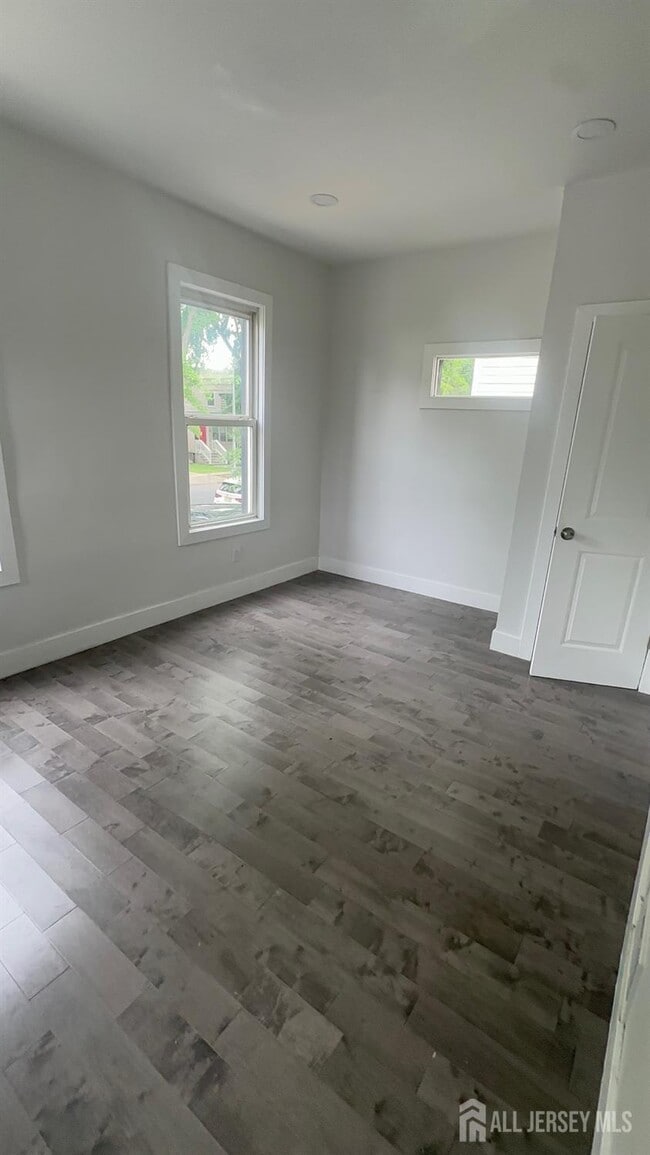 Building Photo - 21 Oak St