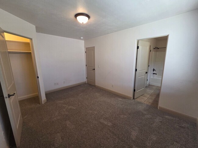 Building Photo - Shadow Ridge 3 Bedroom