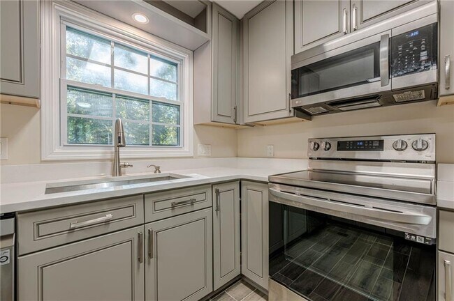 Building Photo - 6640 Williamson Dr NE