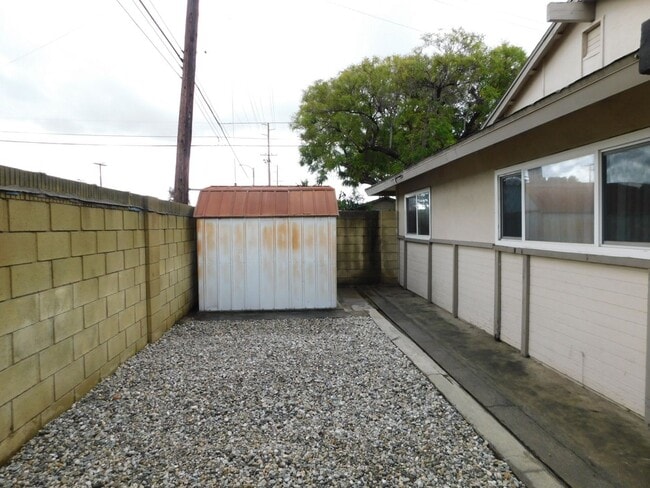 Building Photo - Spacious 5 Bed, 2 Bath one story house in the city of Orange.