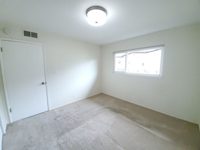 Building Photo - Lovely top floor condo unit; 2 bed/ 2 bath