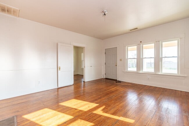 Building Photo - 2 Bedroom Cottage for Lease