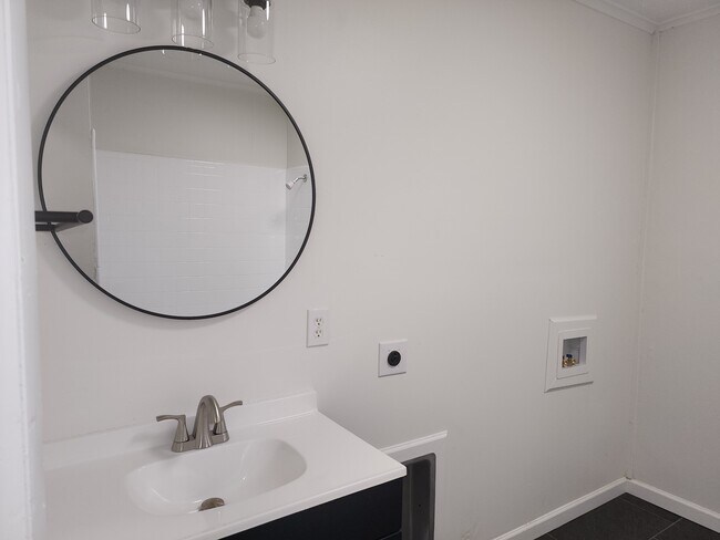 Building Photo - 846 Marilyn St